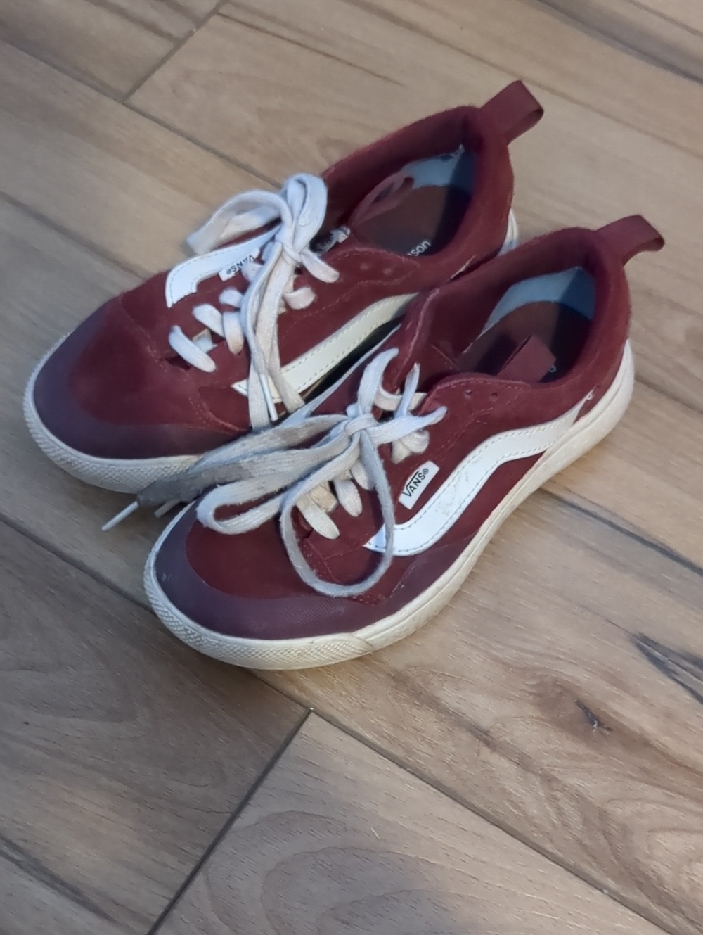 Vans Kids Low-Top Sneakers in Burgundy and White